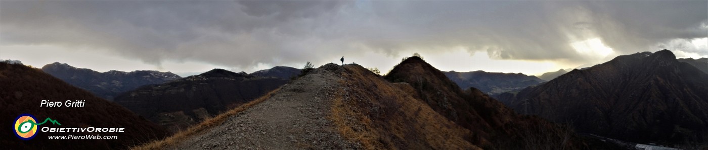 89 Panoramica dalla linea tagliafuoco verso il Pizzo di Spino, la Val Serina a sx e Brembana a dx.jpg